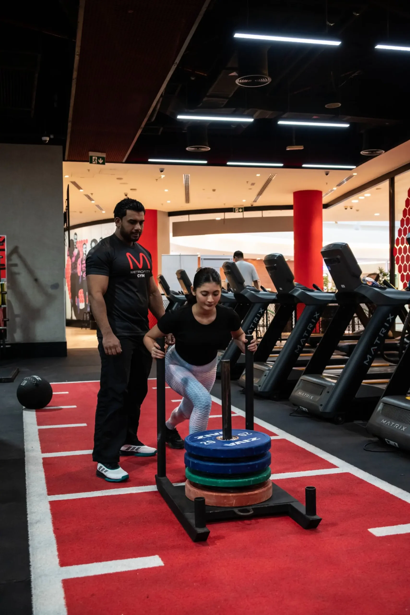 Woman doing strength training to lose weight at METROFITT gym in Dubai