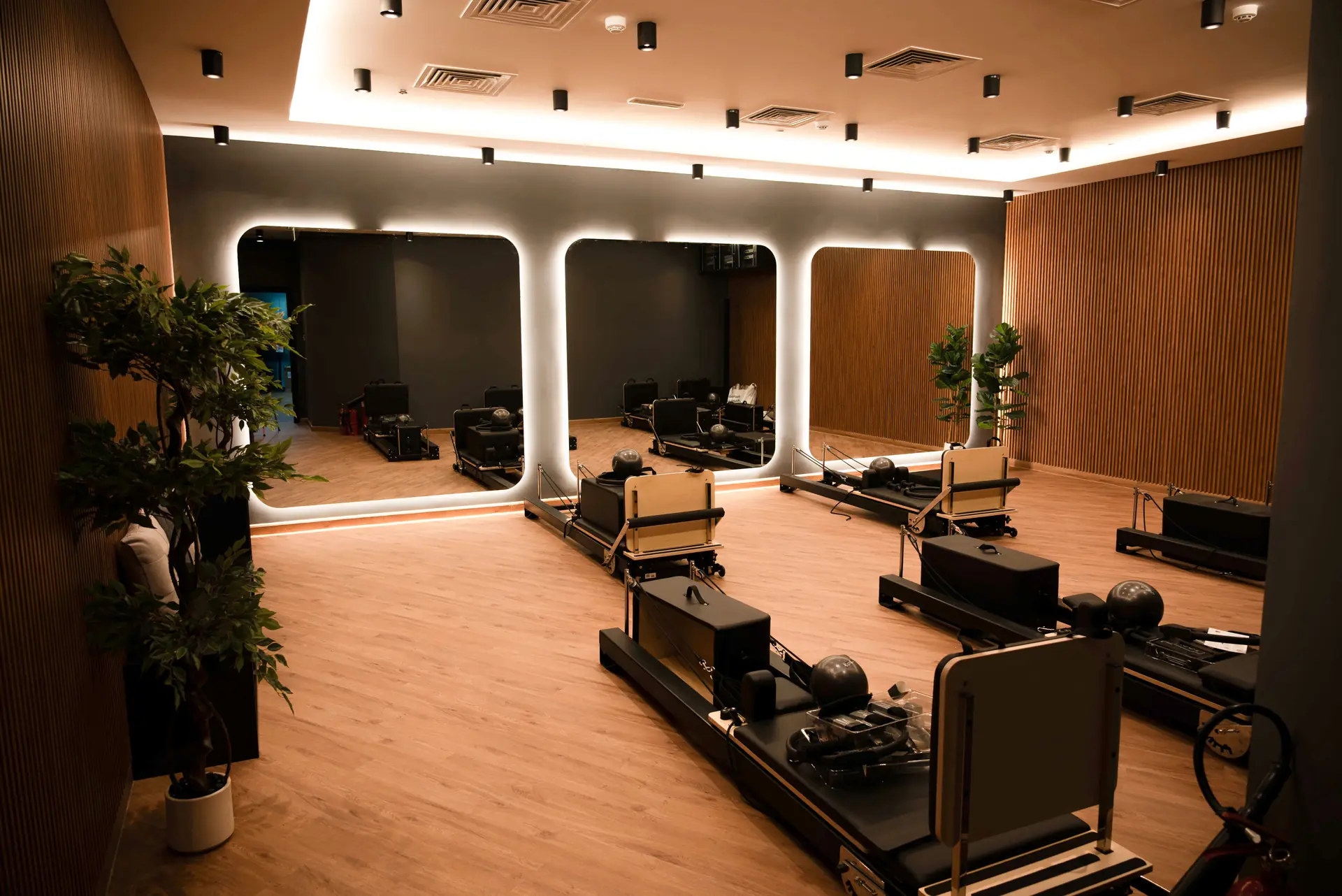 Reformer Pilates class studio Dubai METROFITT KONNECT Beach Park Plaza Jumeirah